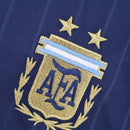Camiseta oficial de la selección de Argentina segunda equipación temporada 2006 2007 color azul marino retro para hombre de Tienda Hincha Futbolero, Camiseta Argentina retro, Argentina 2006/07, Ropa Argentina vintage, Comprar camiseta Argentina azul marino, Albiceleste, AFA, Camisetas fútbol retro, Retro Argentina 2007, Colección selección argentina, Fútbol años 2000.