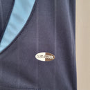 Camiseta oficial de la selección de Argentina segunda equipación temporada 2006 2007 color azul marino retro para hombre de Tienda Hincha Futbolero, Camiseta Argentina retro, Argentina 2006/07, Ropa Argentina vintage, Comprar camiseta Argentina azul marino, Albiceleste, AFA, Camisetas fútbol retro, Retro Argentina 2007, Colección selección argentina, Fútbol años 2000.