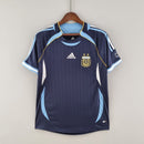 Camiseta oficial de la selección de Argentina segunda equipación temporada 2006 2007 color azul marino retro para hombre de Tienda Hincha Futbolero, Camiseta Argentina retro, Argentina 2006/07, Ropa Argentina vintage, Comprar camiseta Argentina azul marino, Albiceleste, AFA, Camisetas fútbol retro, Retro Argentina 2007, Colección selección argentina, Fútbol años 2000.