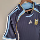 Camiseta oficial de la selección de Argentina segunda equipación temporada 2006 2007 color azul marino retro para hombre de Tienda Hincha Futbolero, Camiseta Argentina retro, Argentina 2006/07, Ropa Argentina vintage, Comprar camiseta Argentina azul marino, Albiceleste, AFA, Camisetas fútbol retro, Retro Argentina 2007, Colección selección argentina, Fútbol años 2000.