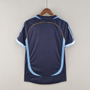 Camiseta oficial de la selección de Argentina segunda equipación temporada 2006 2007 color azul marino retro para hombre de Tienda Hincha Futbolero, Camiseta Argentina retro, Argentina 2006/07, Ropa Argentina vintage, Comprar camiseta Argentina azul marino, Albiceleste, AFA, Camisetas fútbol retro, Retro Argentina 2007, Colección selección argentina, Fútbol años 2000.