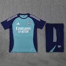Conjunto de entrenamiento oficial del Arsenal FC temporada 2025 2026 color azul para hombre de Tienda Hincha Futbolero, Conjunto entrenamiento Arsenal, Arsenal 2025/26, Ropa entrenamiento Arsenal, Kit técnico Arsenal, Comprar conjunto Arsenal hombre, Calidad premium Arsenal, Emirates Stadium moda, Arsenal 2026 azul, Entrenamiento fútbol pro.