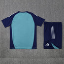 Conjunto de entrenamiento oficial del Arsenal FC temporada 2025 2026 color azul para hombre de Tienda Hincha Futbolero, Conjunto entrenamiento Arsenal, Arsenal 2025/26, Ropa entrenamiento Arsenal, Kit técnico Arsenal, Comprar conjunto Arsenal hombre, Calidad premium Arsenal, Emirates Stadium moda, Arsenal 2026 azul, Entrenamiento fútbol pro.