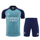 Conjunto de entrenamiento oficial del Arsenal FC temporada 2025 2026 color azul para hombre de Tienda Hincha Futbolero, Conjunto entrenamiento Arsenal, Arsenal 2025/26, Ropa entrenamiento Arsenal, Kit técnico Arsenal, Comprar conjunto Arsenal hombre, Calidad premium Arsenal, Emirates Stadium moda, Arsenal 2026 azul, Entrenamiento fútbol pro.