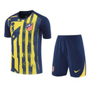 Conjunto hombre entrenamiento Atlético de Madrid temporada 2025 2026 azul marino detalles amarillos calidad 1.1 premium Tienda Hincha Futbolero. Atleti 2025, Atlético de Madrid 2026, Conjunto Atleti, Entrenamiento Atleti azul, Chándal Atleti amarillo, Ropa Atlético de Madrid, Calidad 1.1 Atleti, La Liga Training, Tienda Hincha Futbolero, Atleti Navy Training Kit.