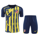 Conjunto hombre entrenamiento Atlético de Madrid temporada 2025 2026 azul marino detalles amarillos calidad 1.1 premium Tienda Hincha Futbolero. Atleti 2025, Atlético de Madrid 2026, Conjunto Atleti, Entrenamiento Atleti azul, Chándal Atleti amarillo, Ropa Atlético de Madrid, Calidad 1.1 Atleti, La Liga Training, Tienda Hincha Futbolero, Atleti Navy Training Kit.