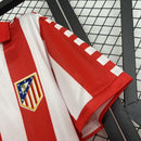 Atleti retro, Camiseta Atlético de Madrid 1982, Ropa vintage Atlético Madrid, Camiseta rojiblanca clásica, Jersey histórico Atleti, Regalo fútbol hombre Madrid, Camiseta fútbol antigua, Equipación Vicente Calderón, Atleti 80s kit, Comprar camiseta retro barata.