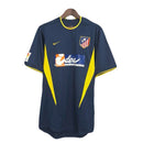 Atleti retro, Camiseta Atlético de Madrid 2002, Ropa vintage Atlético Madrid, Camiseta azul marino Atleti, Jersey histórico Atleti, Regalo fútbol hombre Madrid, Camiseta fútbol clásica, Equipación Atleti antigua, Atleti 2003 kit, Comprar camiseta retro barata.