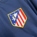 Atleti retro, Camiseta Atlético de Madrid 2002, Ropa vintage Atlético Madrid, Camiseta azul marino Atleti, Jersey histórico Atleti, Regalo fútbol hombre Madrid, Camiseta fútbol clásica, Equipación Atleti antigua, Atleti 2003 kit, Comprar camiseta retro barata.