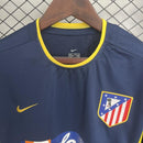 Atleti retro, Camiseta Atlético de Madrid 2002, Ropa vintage Atlético Madrid, Camiseta azul marino Atleti, Jersey histórico Atleti, Regalo fútbol hombre Madrid, Camiseta fútbol clásica, Equipación Atleti antigua, Atleti 2003 kit, Comprar camiseta retro barata.