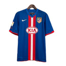 Atleti retro, Camiseta Atlético de Madrid 2010, Ropa vintage Atlético Madrid, Camiseta azul marino Atleti, Jersey histórico Atleti, Regalo fútbol hombre Madrid, Camiseta fútbol clásica, Equipación Atleti antigua, Atleti 2011 kit, Comprar camiseta retro barata.