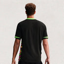 Camiseta hombre Selección Australia temporada 2025 2026 segunda equipación visitante colores oscuros escudo oficial calidad 1.1 oficial, Australia 2025, Camiseta Australia visitante, Australia Away 25/26, Camiseta oscura Australia, Camiseta barata Australia, Calidad 1.1 Australia, Copa del Mundo 2026, Tienda Hincha Futbolero, Socceroos, Bloke Core Australia.