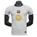Camiseta oficial del FC Barcelona versión jugador temporada 2025 2026 color blanca para hombre de Tienda Hincha Futbolero, Camiseta Barcelona Versión Jugador, Barcelona Player Edition, Camiseta blanca Barcelona 25/26, Equipación oficial Barça auténtica, Comprar camiseta Barcelona profesional, Calidad player authentic, Moda culé 2026, Barcelona blanca oficial.