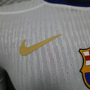 Camiseta oficial del FC Barcelona versión jugador temporada 2025 2026 color blanca para hombre de Tienda Hincha Futbolero, Camiseta Barcelona Versión Jugador, Barcelona Player Edition, Camiseta blanca Barcelona 25/26, Equipación oficial Barça auténtica, Comprar camiseta Barcelona profesional, Calidad player authentic, Moda culé 2026, Barcelona blanca oficial.