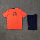 Conjunto hombre FC Barcelona entrenamiento 2025 2026 camiseta naranja detalles azul y pantalón corto azul marino oficial fútbol culé 25/26 transpirable pro.