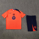 Conjunto hombre FC Barcelona entrenamiento 2025 2026 camiseta naranja detalles azul y pantalón corto azul marino oficial fútbol culé 25/26 transpirable pro.