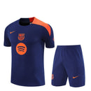 Conjunto hombre FC Barcelona entrenamiento 2025 2026 camiseta azul marino detalles naranja y pantalón corto oficial fútbol culé 25/26 transpirable pro.