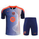 Conjunto pre-juego oficial del FC Barcelona temporada 2025 2026 T90 azul marino y naranja para hombre de Tienda Hincha Futbolero, Conjunto Barcelona Pre-Juego, Barcelona T90 2025/26, Ropa entrenamiento Barcelona, Camiseta y pantalón Barcelona, Equipación pre-match Barça, Comprar conjunto Barcelona oficial, Calidad premium blaugrana, Moda culé, FC Barcelona 2026.