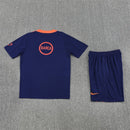 Conjunto pre-juego oficial del FC Barcelona temporada 2025 2026 T90 azul marino y naranja para hombre de Tienda Hincha Futbolero, Conjunto Barcelona Pre-Juego, Barcelona T90 2025/26, Ropa entrenamiento Barcelona, Camiseta y pantalón Barcelona, Equipación pre-match Barça, Comprar conjunto Barcelona oficial, Calidad premium blaugrana, Moda culé, FC Barcelona 2026.