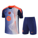 Conjunto pre-juego oficial del FC Barcelona temporada 2025 2026 T90 azul marino y naranja para hombre de Tienda Hincha Futbolero, Conjunto Barcelona Pre-Juego, Barcelona T90 2025/26, Ropa entrenamiento Barcelona, Camiseta y pantalón Barcelona, Equipación pre-match Barça, Comprar conjunto Barcelona oficial, Calidad premium blaugrana, Moda culé, FC Barcelona 2026.