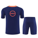 Conjunto pre-juego oficial del FC Barcelona temporada 2025 2026 T90 azul marino y naranja para hombre de Tienda Hincha Futbolero, Conjunto Barcelona Pre-Juego, Barcelona T90 2025/26, Ropa entrenamiento Barcelona, Camiseta y pantalón Barcelona, Equipación pre-match Barça, Comprar conjunto Barcelona oficial, Calidad premium blaugrana, Moda culé, FC Barcelona 2026.