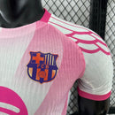 Barcelona 2026, Camiseta Barça edición especial, Camiseta blanca y rosa Barcelona, Ropa oficial Barça jugador, Jersey Barça 25/26 especial, Camiseta Barcelona Authentic, Regalo fútbol hombre Barça, Bloke Core kit, Comprar camiseta barata, Tienda Hincha Futbolero.