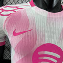 Barcelona 2026, Camiseta Barça edición especial, Camiseta blanca y rosa Barcelona, Ropa oficial Barça jugador, Jersey Barça 25/26 especial, Camiseta Barcelona Authentic, Regalo fútbol hombre Barça, Bloke Core kit, Comprar camiseta barata, Tienda Hincha Futbolero.