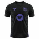 Barcelona 2026, Camiseta Barça Kobe Bryant, Camiseta entrenamiento Barcelona, Ropa oficial Barça jugador, Camiseta negra y púrpura Barça, Jersey Barça 25/26 especial, Mamba Mentality fútbol, Bloke Core kit, Regalo fútbol hombre Barça, Comprar camiseta barata, Tienda Hincha Futbolero.