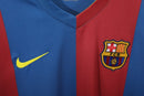 Camiseta oficial del FC Barcelona primera equipación temporada 2006 2007 retro para hombre de Tienda Hincha Futbolero, Camiseta Barcelona retro, Barça 06/07, Ropa Barcelona vintage, Comprar camiseta Barcelona antigua, Ronaldinho Barça, Culés, Blaugrana, Camisetas fútbol retro, Retro Barcelona 2007, Historia Barça, Colección Barça.