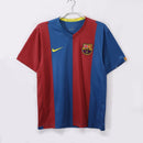 Camiseta oficial del FC Barcelona primera equipación temporada 2006 2007 retro para hombre de Tienda Hincha Futbolero, Camiseta Barcelona retro, Barça 06/07, Ropa Barcelona vintage, Comprar camiseta Barcelona antigua, Ronaldinho Barça, Culés, Blaugrana, Camisetas fútbol retro, Retro Barcelona 2007, Historia Barça, Colección Barça.
