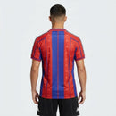 Camiseta oficial del FC Barcelona primera equipación temporada 1997 1998 retro para hombre de Tienda Hincha Futbolero, Camiseta Barcelona retro, Barça 97/98, Ropa Barcelona vintage, Comprar camiseta Barcelona antigua, Culés, Blaugrana, Camisetas fútbol retro, Retro Barcelona 1998, Colección Barça, Fútbol años 90.