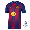 Camiseta hombre FC Barcelona primera equipación 2025 2026 versión jugador ajuste atlético con parches oficiales de Champions League 5 copas y foundation azulgrana.