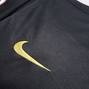 Camiseta hombre FC Barcelona temporada 2020 2021 segunda equipación negra detalles dorados retro calidad 1.1 premium Messi Tienda Hincha Futbolero. Barcelona 2020, Barcelona 2021, Camiseta Barcelona negra, Ropa Barça retro, Camiseta Barça negra y oro, Calidad 1.1 Barcelona, Messi 2021, Tienda Hincha Futbolero, Barcelona Retro Jersey 20/21 black.