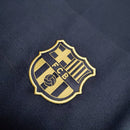 Camiseta hombre FC Barcelona temporada 2020 2021 segunda equipación negra detalles dorados retro calidad 1.1 premium Messi Tienda Hincha Futbolero. Barcelona 2020, Barcelona 2021, Camiseta Barcelona negra, Ropa Barça retro, Camiseta Barça negra y oro, Calidad 1.1 Barcelona, Messi 2021, Tienda Hincha Futbolero, Barcelona Retro Jersey 20/21 black.