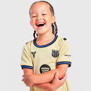 Conjunto infantil segunda equipación FC Barcelona camiseta beige y pantalón negro temporada 2025 2026 edición especial Kobe Bryant calidad 1.1 oficial, Barcelona infantil 2026, Conjunto niño Barça beige negro, Ropa Barcelona niños Kobe Bryant, Equipación Barça junior 25/26, Calidad 1.1 infantil, Tienda Hincha Futbolero, Regalo niño Barcelona fútbol, Camiseta beige Barcelona niño, Barca Kids Mamba Kit.