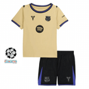 FC Barcelona 2026, Conjunto Barça infantil beige, Equipación niños Barcelona II, Camiseta Barça niño 2026 beige, Kit de fútbol junior Kobe Bryant, Regalo fútbol niños Barça, Ropa oficial FC Barcelona, Pantalón negro niño Barcelona, Comprar conjunto infantil barato, Tienda Hincha Futbolero.