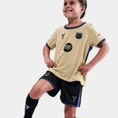 Conjunto infantil segunda equipación FC Barcelona camiseta beige y pantalón negro temporada 2025 2026 edición especial Kobe Bryant calidad 1.1 oficial, Barcelona infantil 2026, Conjunto niño Barça beige negro, Ropa Barcelona niños Kobe Bryant, Equipación Barça junior 25/26, Calidad 1.1 infantil, Tienda Hincha Futbolero, Regalo niño Barcelona fútbol, Camiseta beige Barcelona niño, Barca Kids Mamba Kit.