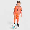 FC Barcelona 2026, Conjunto Barça infantil naranja, Equipación niños Barcelona III, Camiseta Barça niño 2026 naranja, Kit de fútbol junior Total 90, Regalo fútbol niños Barça, Ropa oficial FC Barcelona, Pantalón corto niño Barcelona, Comprar conjunto infantil barato, Tienda Hincha Futbolero.
