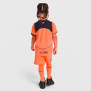 FC Barcelona 2026, Conjunto Barça infantil naranja, Equipación niños Barcelona III, Camiseta Barça niño 2026 naranja, Kit de fútbol junior Total 90, Regalo fútbol niños Barça, Ropa oficial FC Barcelona, Pantalón corto niño Barcelona, Comprar conjunto infantil barato, Tienda Hincha Futbolero.