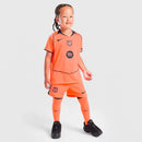 FC Barcelona 2026, Conjunto Barça infantil naranja, Equipación niños Barcelona III, Camiseta Barça niño 2026 naranja, Kit de fútbol junior Total 90, Regalo fútbol niños Barça, Ropa oficial FC Barcelona, Pantalón corto niño Barcelona, Comprar conjunto infantil barato, Tienda Hincha Futbolero.