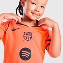 FC Barcelona 2026, Conjunto Barça infantil naranja, Equipación niños Barcelona III, Camiseta Barça niño 2026 naranja, Kit de fútbol junior Total 90, Regalo fútbol niños Barça, Ropa oficial FC Barcelona, Pantalón corto niño Barcelona, Comprar conjunto infantil barato, Tienda Hincha Futbolero.