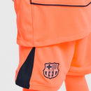 FC Barcelona 2026, Conjunto Barça infantil naranja, Equipación niños Barcelona III, Camiseta Barça niño 2026 naranja, Kit de fútbol junior Total 90, Regalo fútbol niños Barça, Ropa oficial FC Barcelona, Pantalón corto niño Barcelona, Comprar conjunto infantil barato, Tienda Hincha Futbolero.