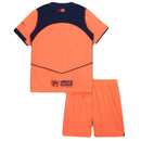 Conjunto infantil FC Barcelona 2025 2026 tercera equipación naranja con parches de Champions League 5 copas y Foundation calidad 1.1 oficial, Barcelona infantil 25/26, Conjunto niño Barça naranja, Ropa Barcelona niños Champions, Equipación Barcelona junior 2026, Calidad 1.1 infantil parches, Tienda Hincha Futbolero, Camiseta naranja Barcelona niño, Parche Champions 5 copas infantil, Barça Kids 2026 Third.