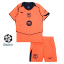 Conjunto infantil FC Barcelona 2025 2026 tercera equipación naranja con parches de Champions League 5 copas y Foundation calidad 1.1 oficial, Barcelona infantil 25/26, Conjunto niño Barça naranja, Ropa Barcelona niños Champions, Equipación Barcelona junior 2026, Calidad 1.1 infantil parches, Tienda Hincha Futbolero, Camiseta naranja Barcelona niño, Parche Champions 5 copas infantil, Barça Kids 2026 Third.