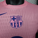 Camiseta oficial del FC Barcelona versión jugador temporada 2025 2026 color rosa para hombre de Tienda Hincha Futbolero, Camiseta Barcelona Versión Jugador, Barcelona Player Edition, Camiseta rosa Barcelona 25/26, Equipación oficial Barça auténtica, Comprar camiseta Barcelona profesional, Calidad player authentic, Moda culé 2026, Barcelona rosa oficial.