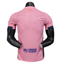 Camiseta oficial del FC Barcelona versión jugador temporada 2025 2026 color rosa para hombre de Tienda Hincha Futbolero, Camiseta Barcelona Versión Jugador, Barcelona Player Edition, Camiseta rosa Barcelona 25/26, Equipación oficial Barça auténtica, Comprar camiseta Barcelona profesional, Calidad player authentic, Moda culé 2026, Barcelona rosa oficial.