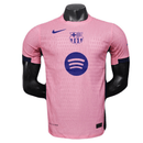 Camiseta oficial del FC Barcelona versión jugador temporada 2025 2026 color rosa para hombre de Tienda Hincha Futbolero, Camiseta Barcelona Versión Jugador, Barcelona Player Edition, Camiseta rosa Barcelona 25/26, Equipación oficial Barça auténtica, Comprar camiseta Barcelona profesional, Calidad player authentic, Moda culé 2026, Barcelona rosa oficial.