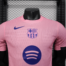 Camiseta oficial del FC Barcelona versión jugador temporada 2025 2026 color rosa para hombre de Tienda Hincha Futbolero, Camiseta Barcelona Versión Jugador, Barcelona Player Edition, Camiseta rosa Barcelona 25/26, Equipación oficial Barça auténtica, Comprar camiseta Barcelona profesional, Calidad player authentic, Moda culé 2026, Barcelona rosa oficial.