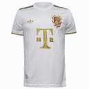 Camiseta hombre Bayern de Múnich edición especial 125 aniversario temporada 2025 2026 blanca y oro detalles dorados calidad 1.1 oficial, Bayern Munich 125 años, Camiseta Bayern blanca oro, Bayern aniversario 2025, Camiseta blanca especial Bayern, Camiseta barata Bayern Múnich, Calidad 1.1 Bayern, Bundesliga 2026, Tienda Hincha Futbolero, Mia San Mia, Bloke Core Blanco.