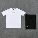 Conjunto de camiseta y pantalón corto Nike